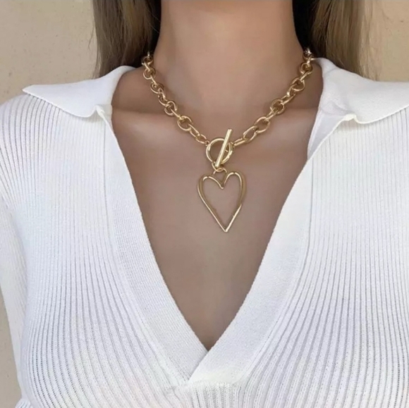 🔹️True To Form🔹️ Golden Tone Hollow Heart Charm 18" Necklace - Picture 4 of 8